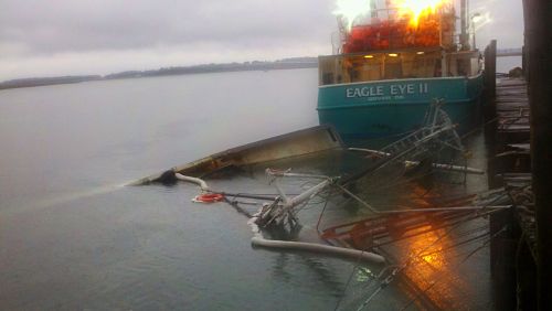 Shrimp boat sinks at Port Royal docks